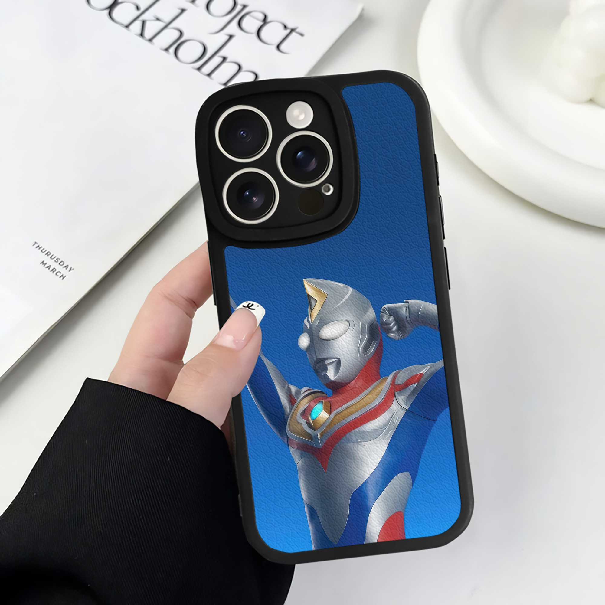 （画像用） ウルトラマン Ultraman 【iPhone 16シリーズ対応】シリコンスマホケース（レザー調） 材質：シリコン